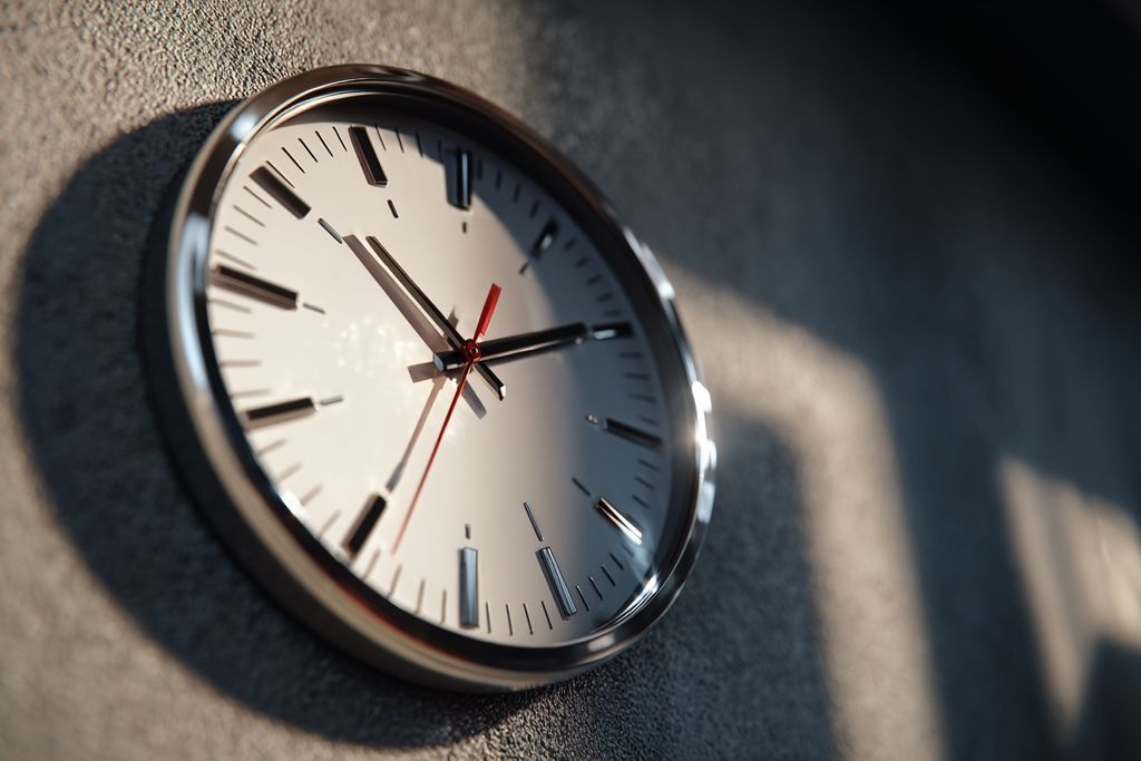 Image d'une horloge qui tourne, reflétant l'urgence et les limites de temps en matière de justice.