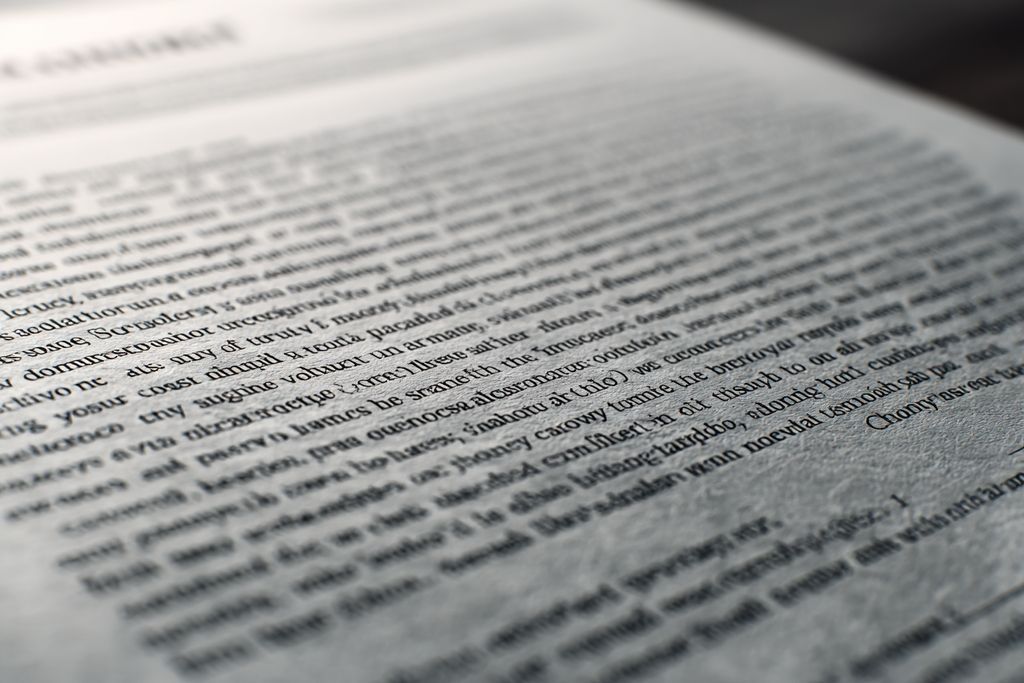 Image détaillée d'un contrat avec sections mises en évidence pour les discussions d'affaires