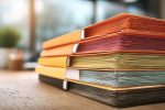 Pile de dossiers étiquetés pour les incitations et déductions fiscales organisée sur une table