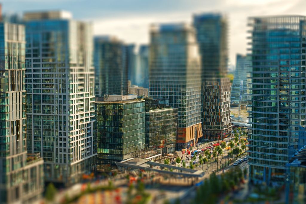 Vue d'une zone urbaine animée mettant en avant des immeubles modernes et des perspectives d'affaires dans les zones franches.