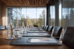 Image d'une salle de conférence aménagée pour une réunion spéciale, représentant le travail d'équipe lors de transitions majeures dans une entreprise.