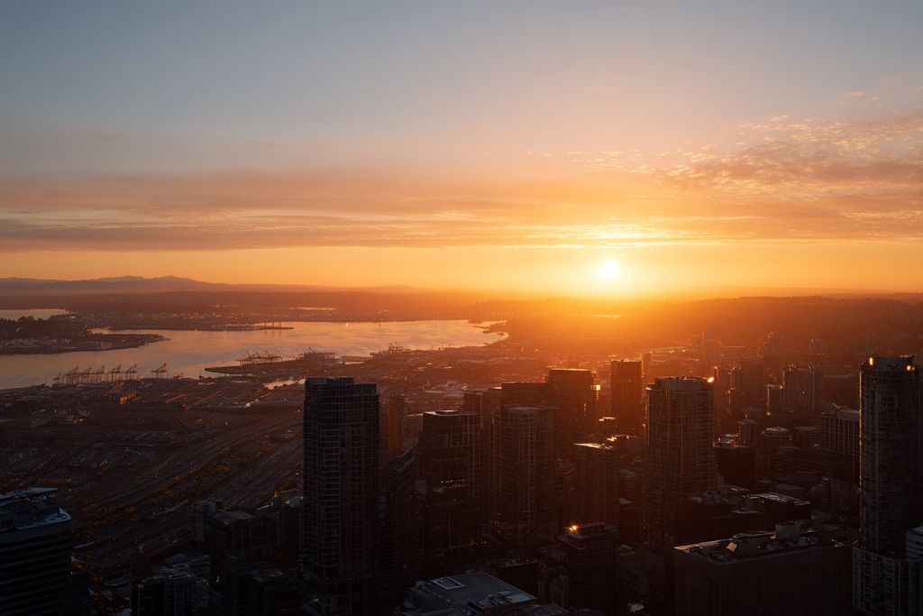 Image d'un lever de soleil sur la ligne d'horizon d'une ville, symbolisant un nouveau départ et des opportunités futures.