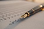 Vue détaillée d'un document juridique avec un stylo, mettant en avant l'importance de protéger les droits de propriété intellectuelle.
