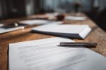 Réunion professionnelle avec conseils juridiques sur le commerce électronique et utilisation de documents numériques