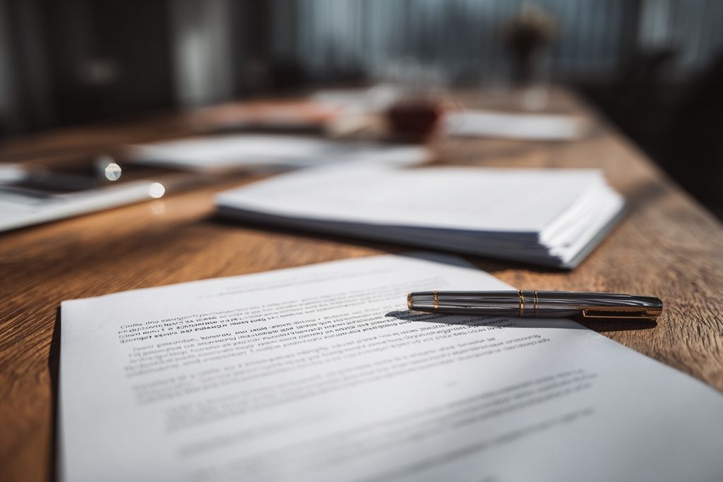 Réunion professionnelle avec conseils juridiques sur le commerce électronique et utilisation de documents numériques