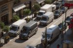 Vue d'une rue urbaine avec des véhicules d'entreprise conformes aux lois locales